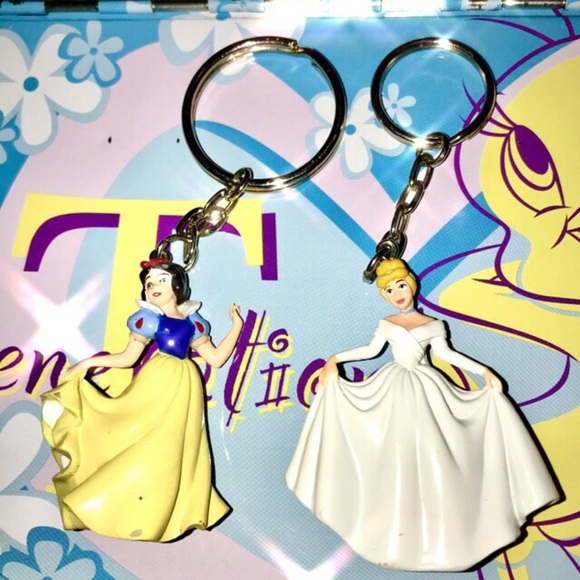 VINTAGE DISNEY PRINCESS KEYCHAINS - Picture 1 of 4